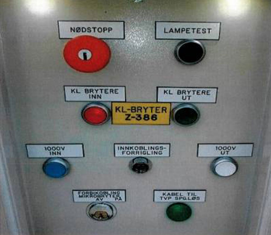 Betjeningspanel for togvarmepost med trykknapper, nødstopp, lamper og tilkoblingsbrytere