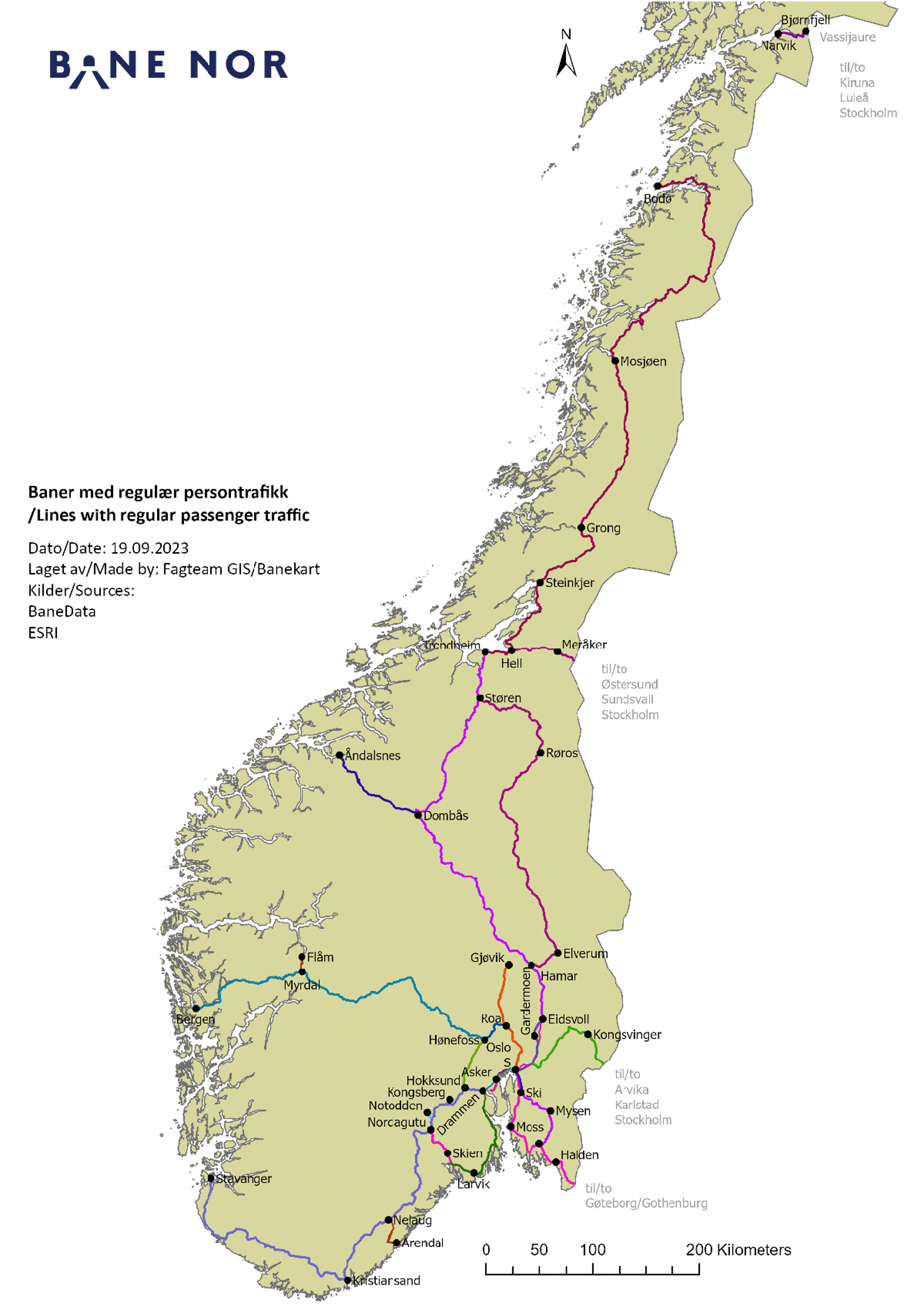 Kart over Norge med jernbanestrekninger med regulær persontrafikk, fargelagt etter banestrekning