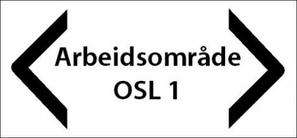 Hvitt skilt med sort tekst og sorte piler