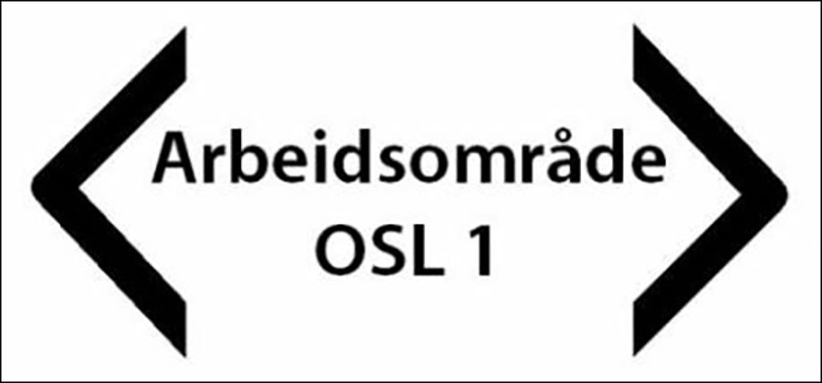 Hvitt skilt med sort tekst og sorte piler