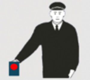 Person i uniform holder signallampe med rødt lys ned