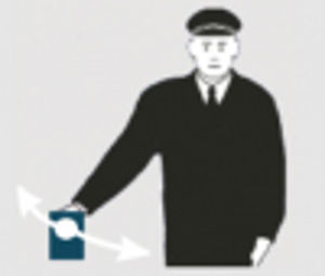 Person i uniform holder hvitt lys ned, hvite piler på skrå foran