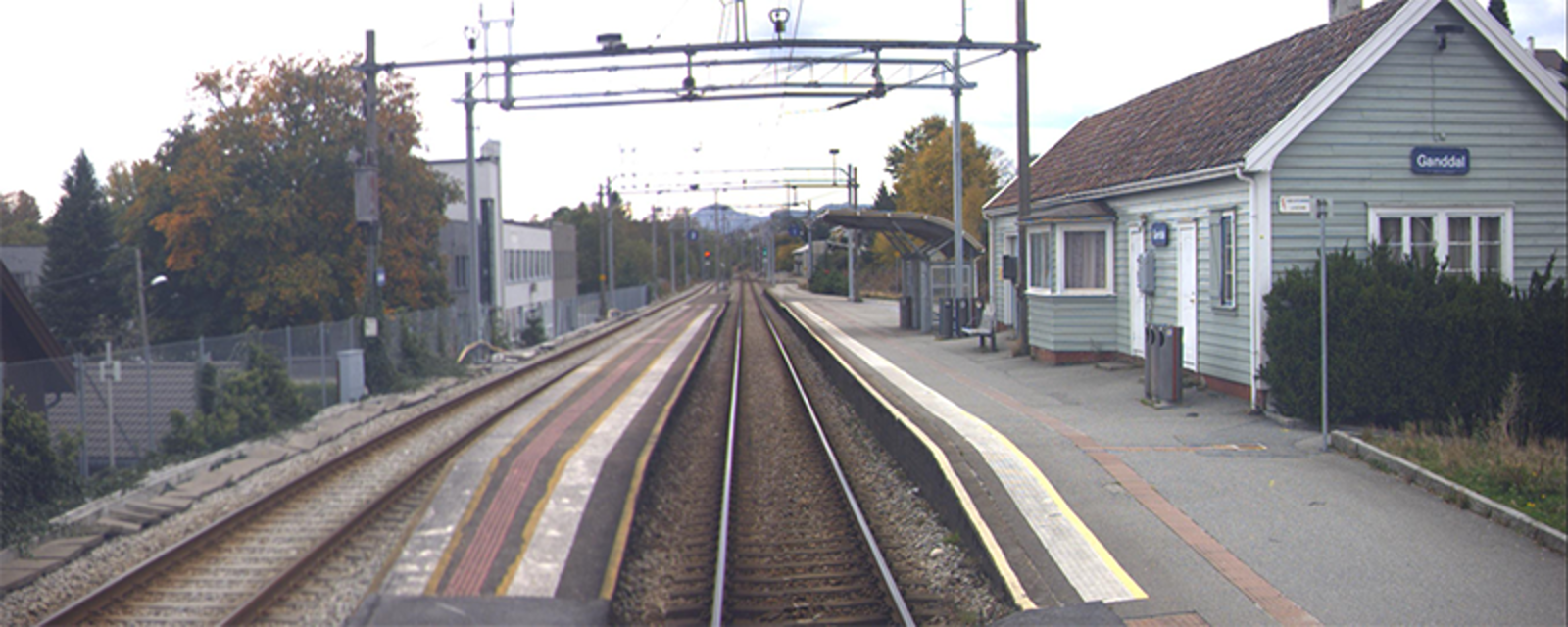 Ganddal stasjon med stasjonsbygning, plattform og spor.
