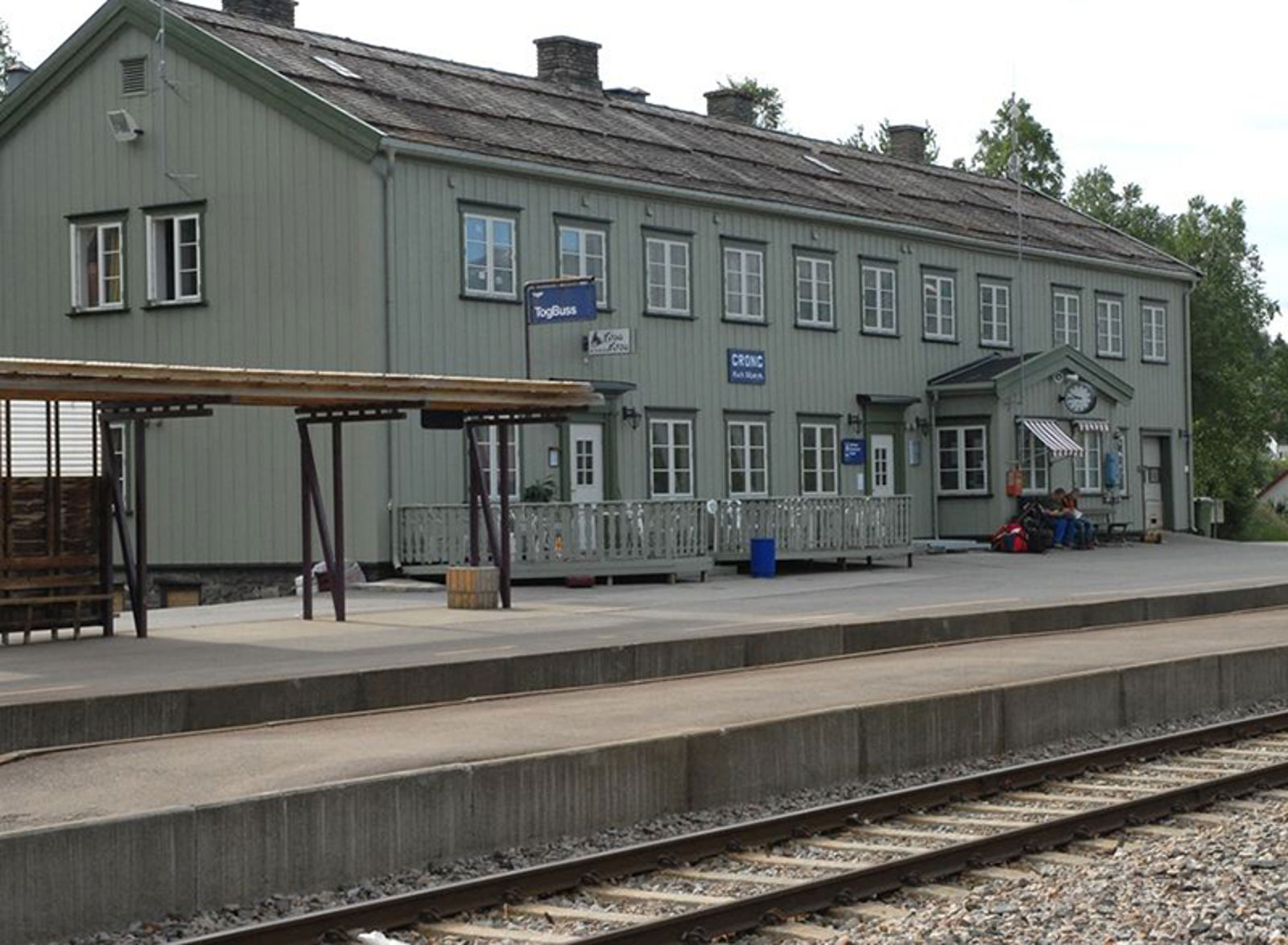 Stasjonsbygning, plattform og spor på Grong stasjon