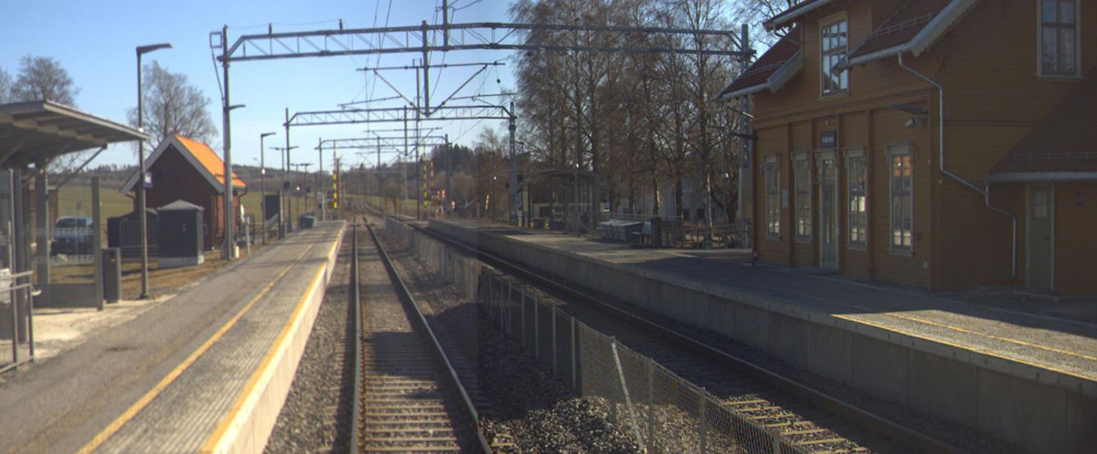 Stasjonsbygning, plattformer og spor på Kråkstad stasjon