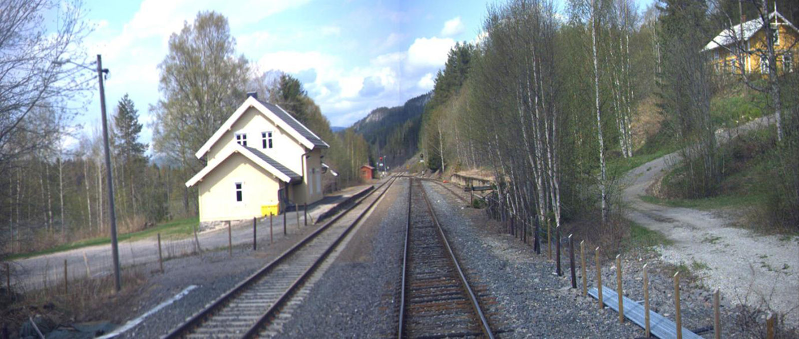 Opphus stasjon sett i retning fra Oslo