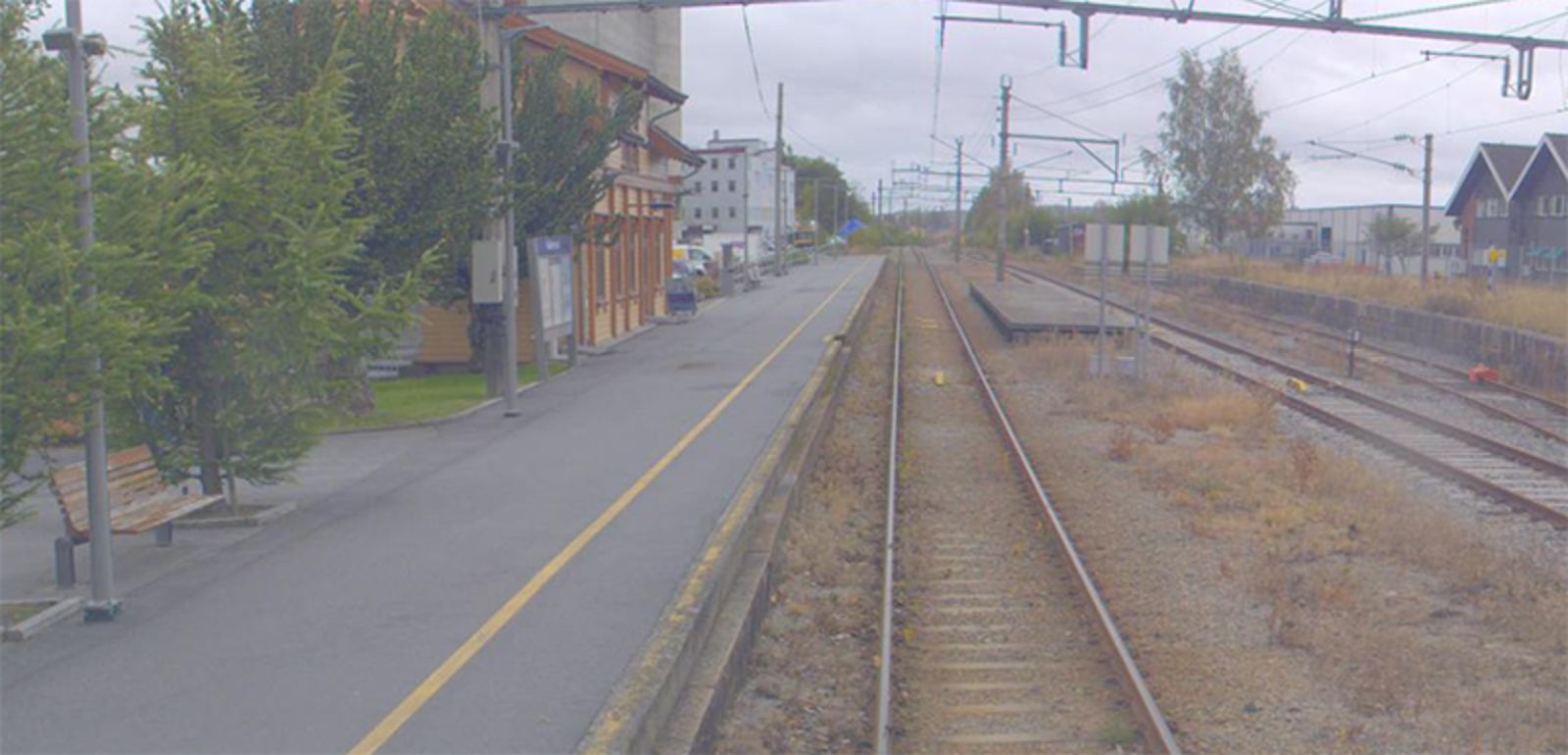 Spor og plattform på Rakkestad stasjon