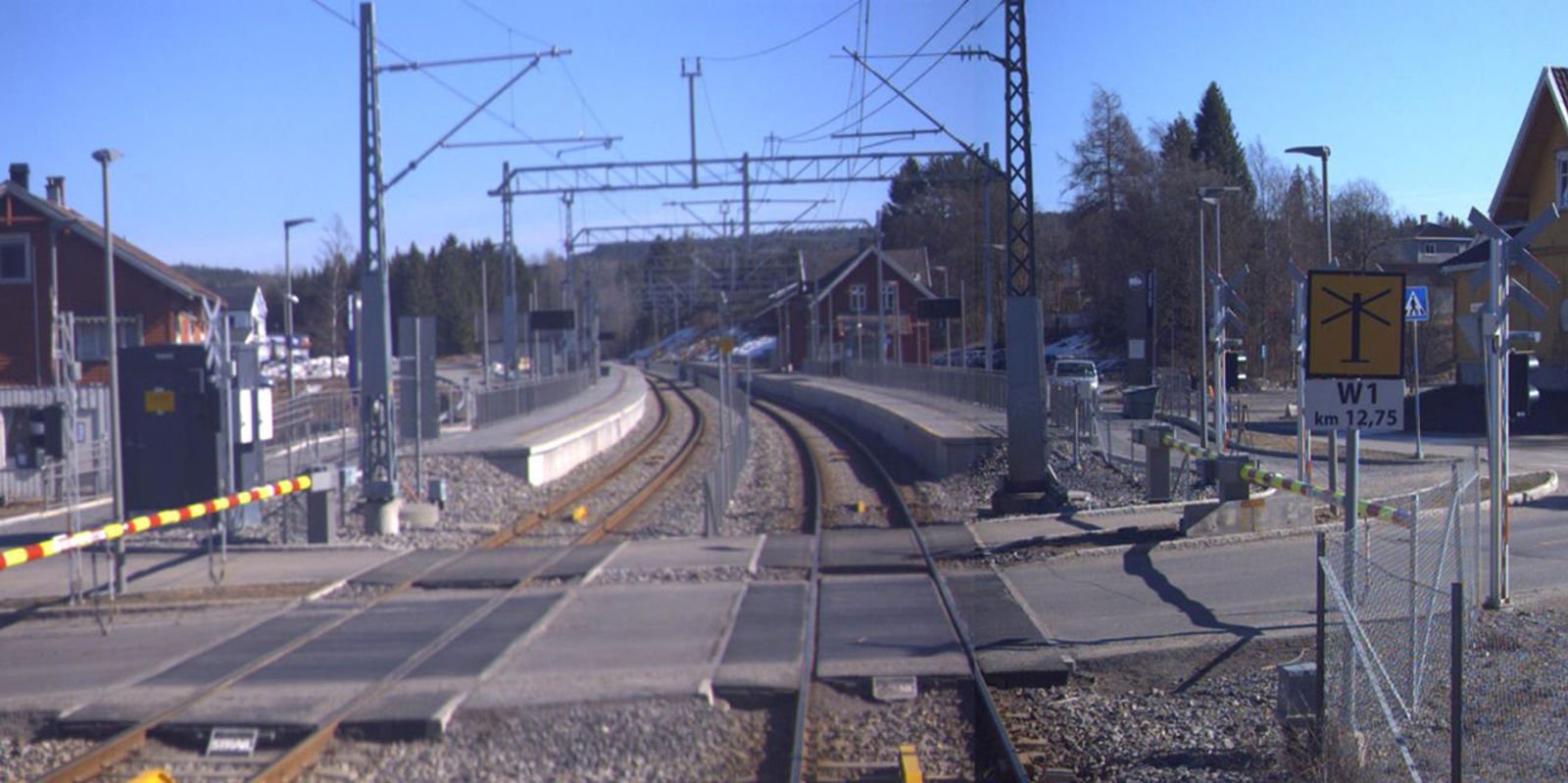 Planovergang, spor og plattformer på Tomter stasjon